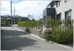 歩道に面する植栽
